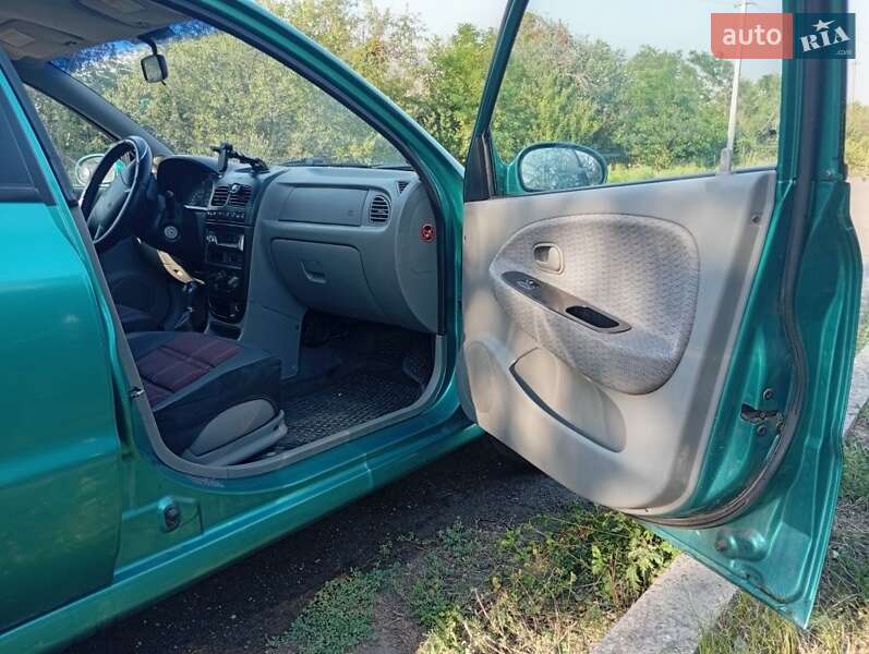 Универсал Kia Rio 2000 в Чугуеве