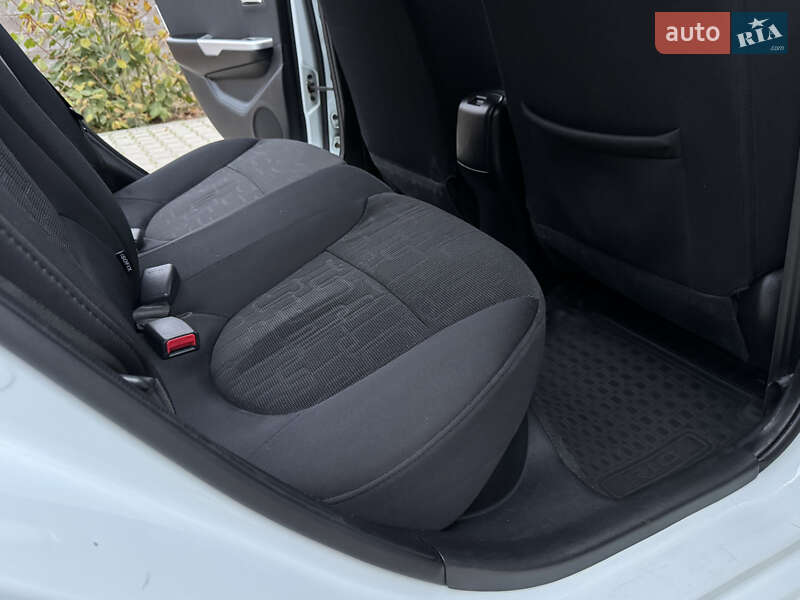 Хэтчбек Kia Rio 2012 в Одессе