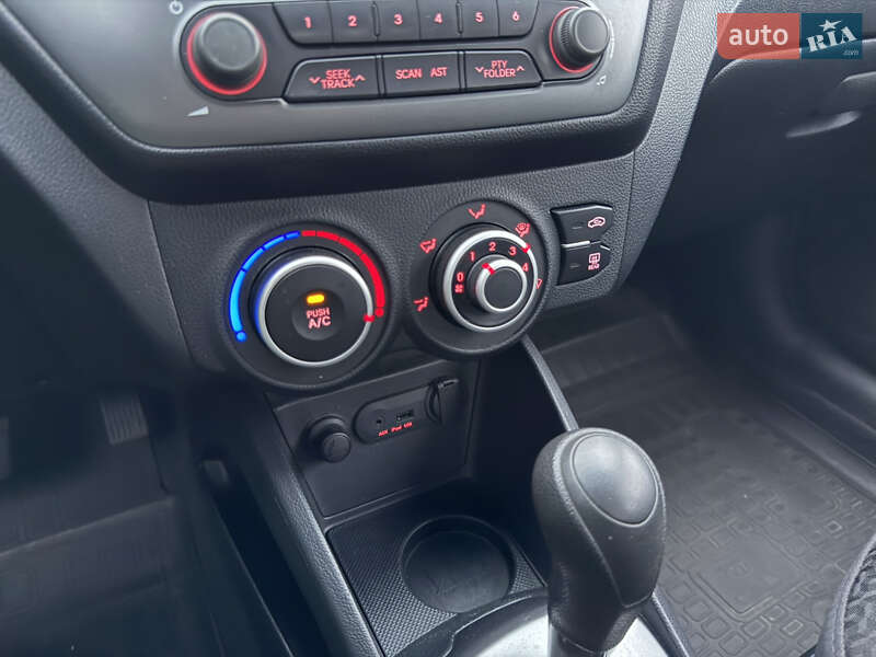 Седан Kia Rio 2013 в Днепре