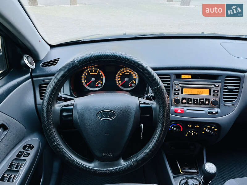Седан Kia Rio 2006 в Измаиле