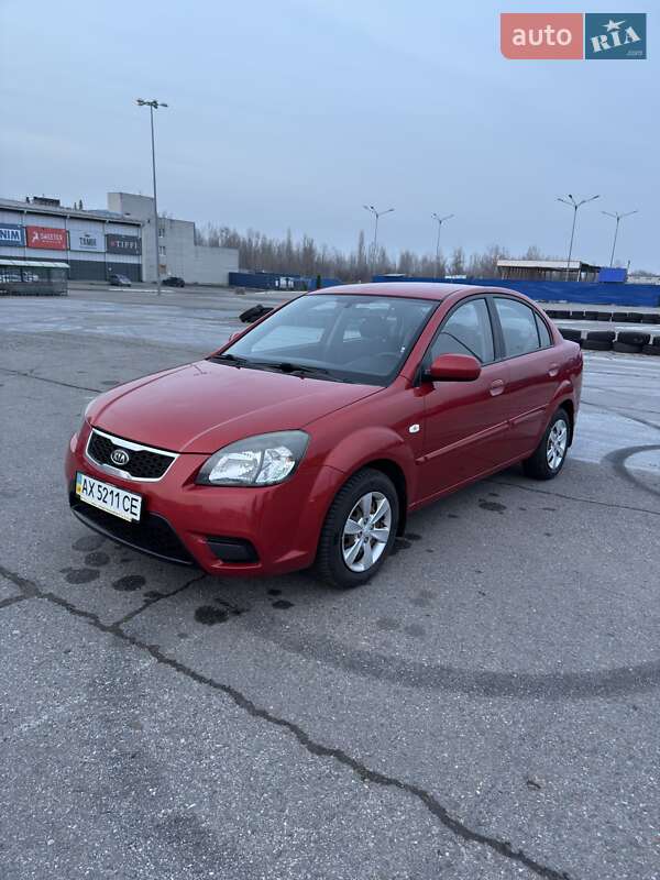 Седан Kia Rio 2010 в Кременчуге
