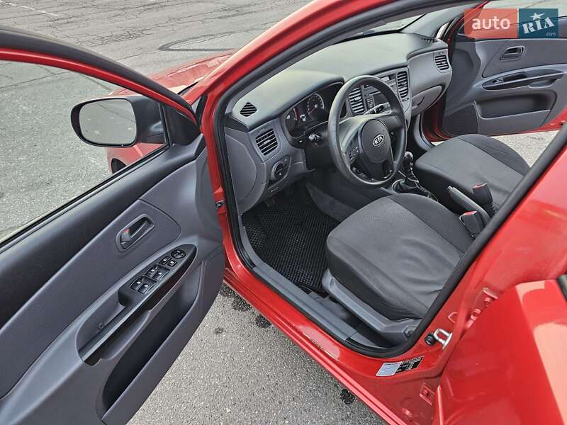 Седан Kia Rio 2010 в Кременчуге