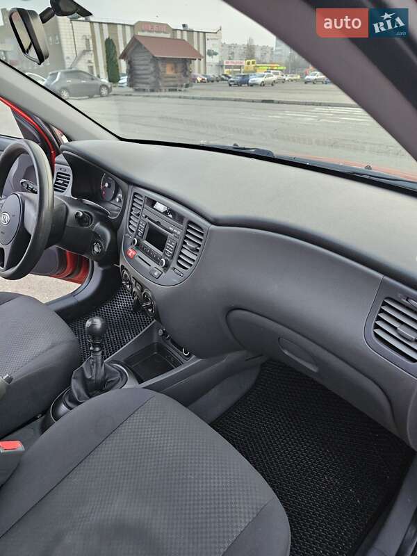 Седан Kia Rio 2010 в Кременчуге