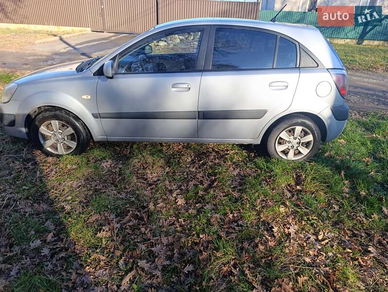 Хэтчбек Kia Rio 2005 в Онуфриевке