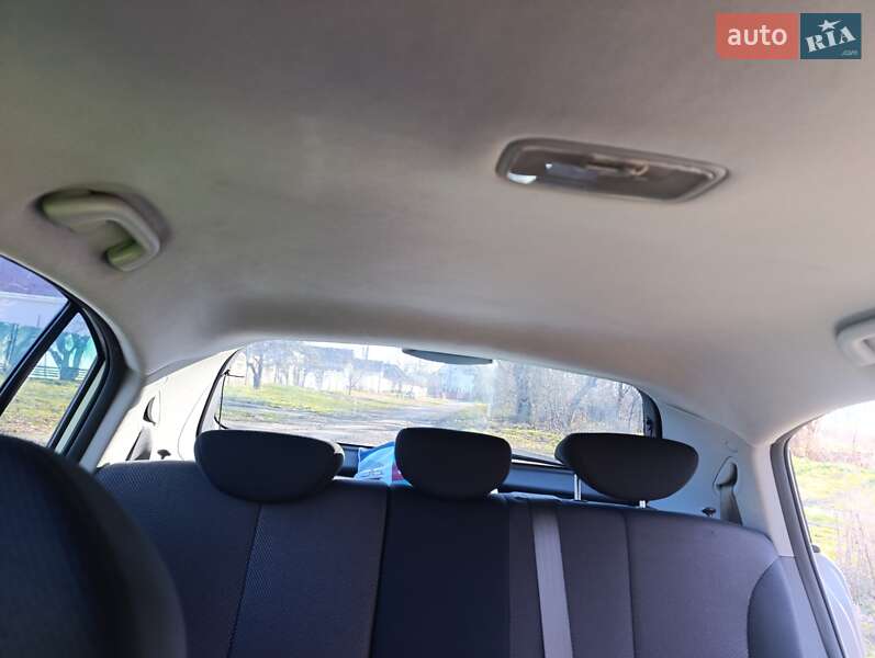 Хэтчбек Kia Rio 2005 в Онуфриевке