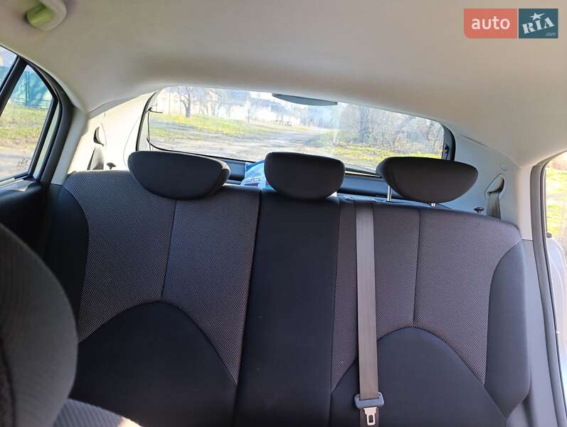 Хэтчбек Kia Rio 2005 в Онуфриевке