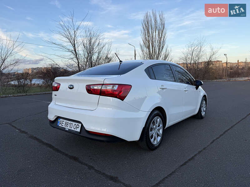 Седан Kia Rio 2016 в Кривом Роге