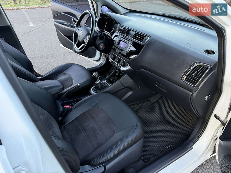 Седан Kia Rio 2016 в Кривом Роге