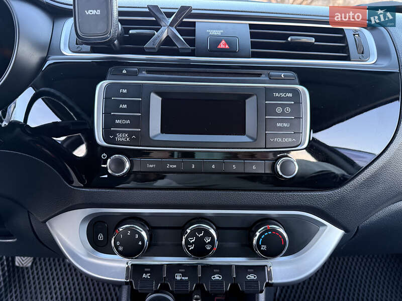 Седан Kia Rio 2016 в Кривом Роге
