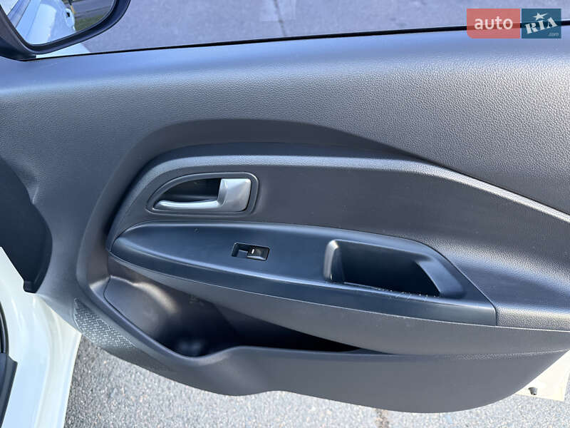 Седан Kia Rio 2016 в Кривом Роге