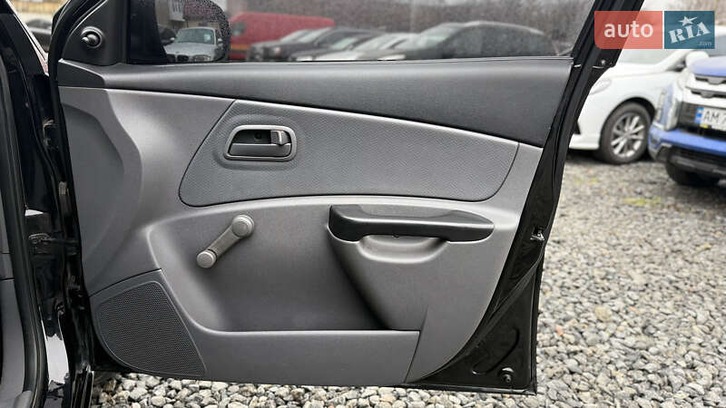 Седан Kia Rio 2011 в Бердичеве