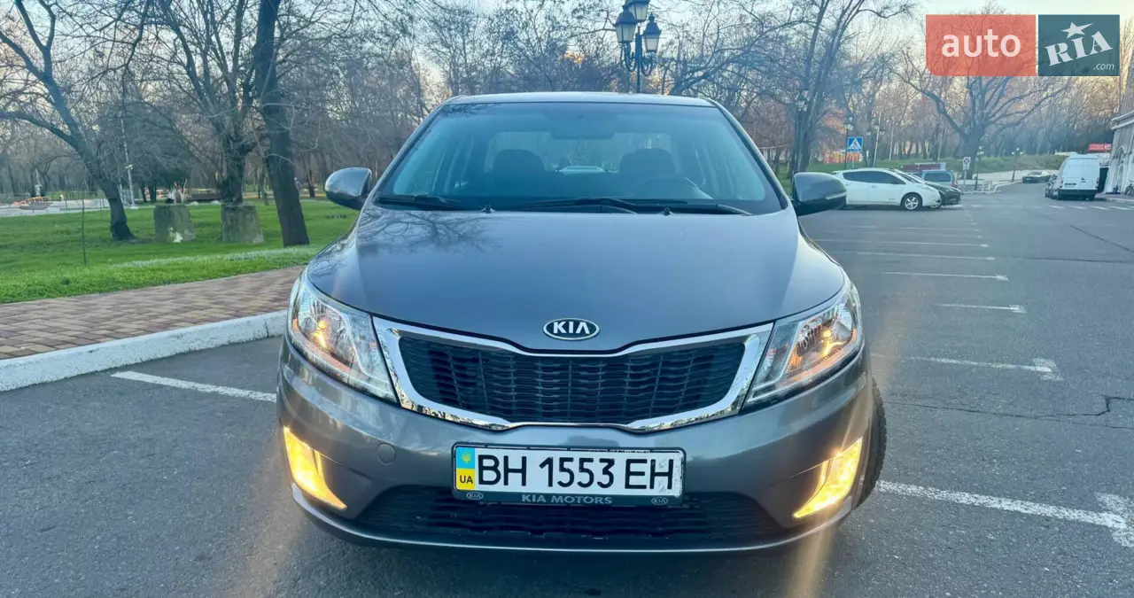 Продаю доглянутий офіційний Kia Rio 3 з потужним та надійним двигуном 1.6, автоматичною коробкою. Один власник з салону.
Основні характеристики:
• Двигун: 1.6 бензин — найнадійніший у серії
• Коробка: автомат — перемикає плавно, без ривків
Максимальна комплектація, а саме:
• Клімат контроль
• Підігрів передніх сидінь
• Підігрів лобового скла
• 4 склопідйомника
• Мультимедійна система / USB / AUX
• Центральний замок(додатково встановлена двостороння сигналізація Starline)
Стан авто:
• Технічно повністю справна
• Двигун працює рівно, коробка перемикає м’яко
• Підвіска доглянута
• Салон акуратний(з перших днів були встановлені чохли)
• Кузов у гарному стані
Переваги моделі:
• Дуже дешеве обслуговування
• Надійний мотор
• Автомат — комфорт у місті
• Недорогі запчастини
• Чудовий варіант для щоденної експлуатації та першого авто
Авто справді сів і поїхав, вкладень не потребує.
Комфорт, економія та надійність — все в одному авто