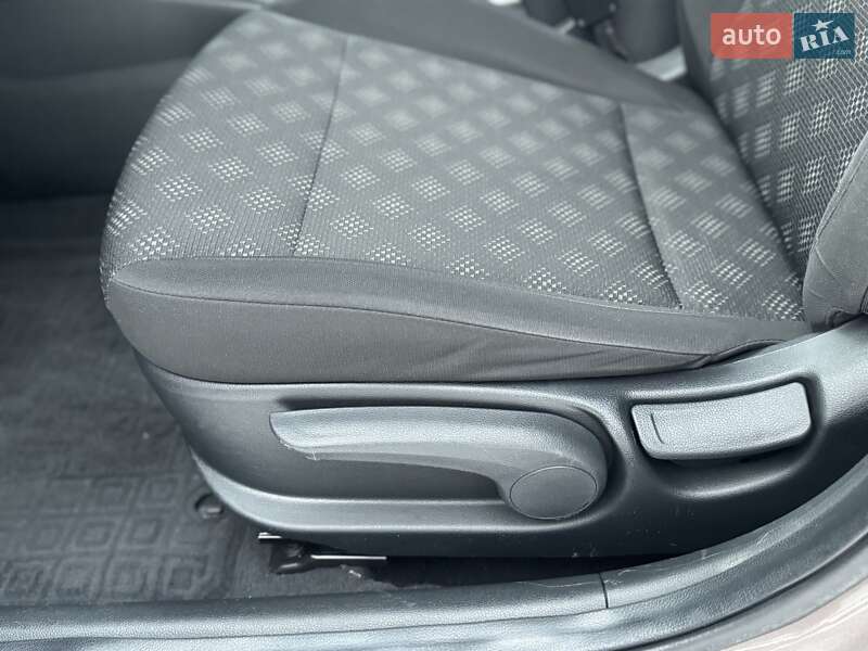 Седан Kia Rio 2017 в Киеве