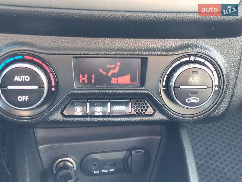 Седан Kia Rio 2013 в Львові