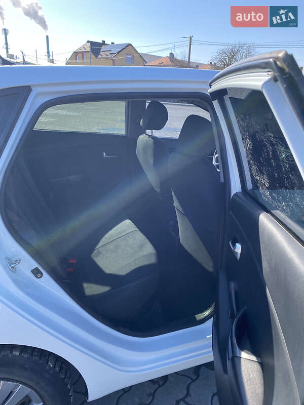 Хэтчбек Kia Rio 2012 в Городке