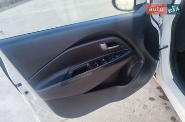 Хетчбек Kia Rio 2013 в Ужгороді