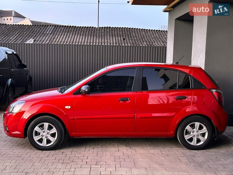 Хэтчбек Kia Rio 2010 в Ивано-Франковске