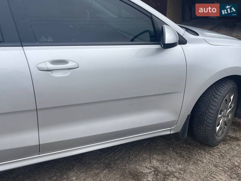 Седан Kia Rio 2017 в Зміїві