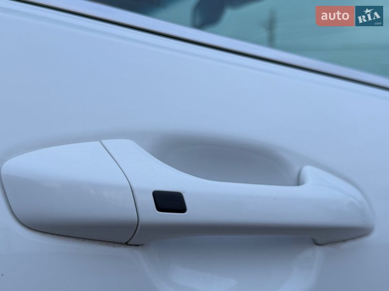 Хэтчбек Kia Rio 2017 в Киеве