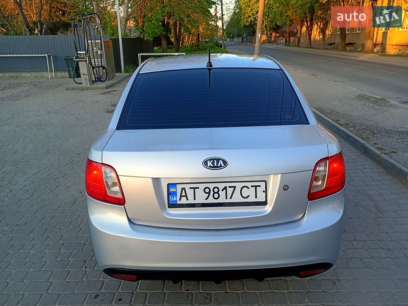Седан Kia Rio 2010 в Ивано-Франковске