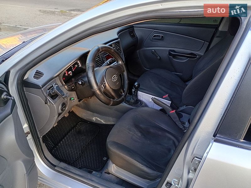 Седан Kia Rio 2010 в Ивано-Франковске