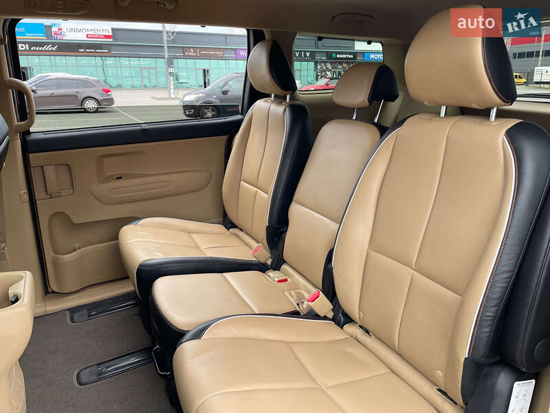 Минивэн Kia Sedona 2017 в Киеве