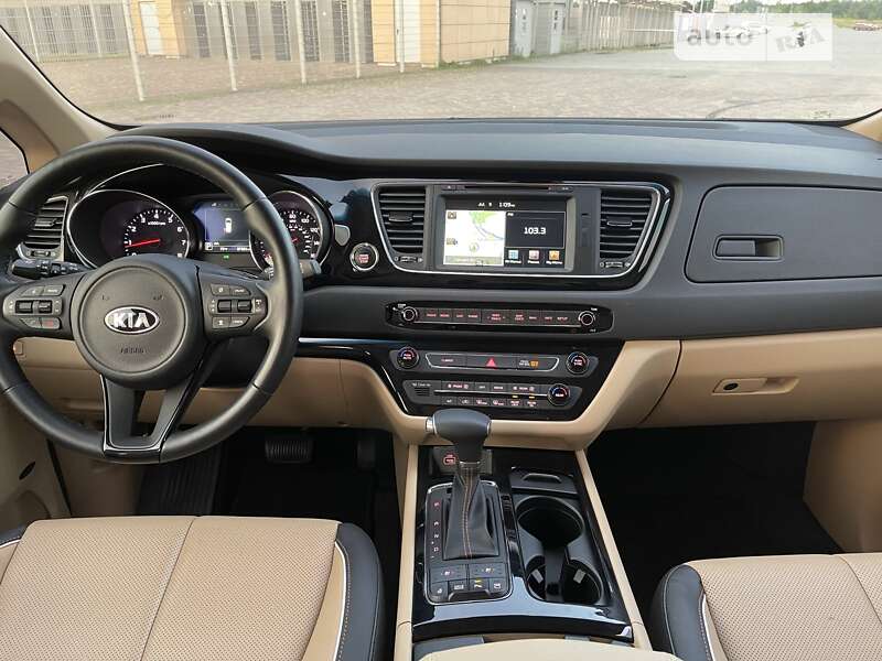 Минивэн Kia Sedona 2017 в Львове