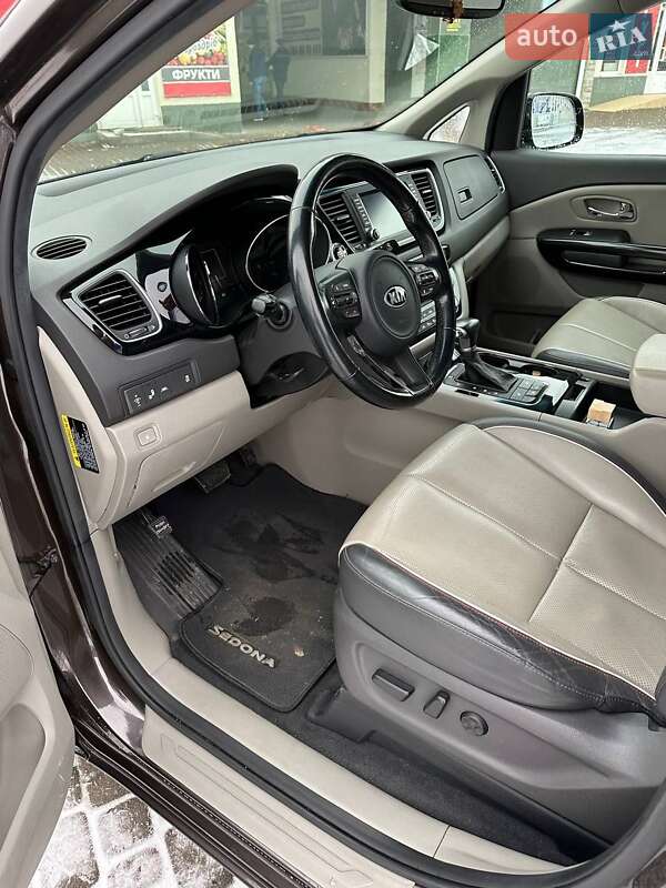 Мінівен Kia Sedona 2016 в Стрию