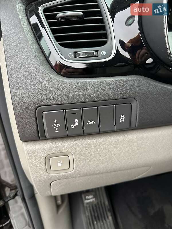 Мінівен Kia Sedona 2016 в Стрию