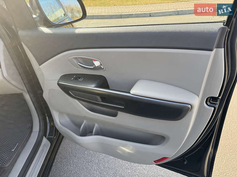 Мінівен Kia Sedona 2015 в Києві