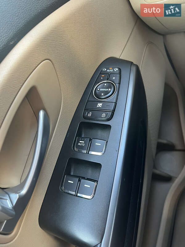 Мінівен Kia Sedona 2016 в Києві фото 18 Мінівен Kia Sedona 2016 в Києві