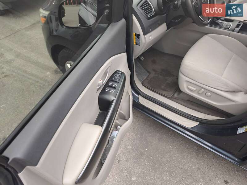 Минивэн Kia Sedona 2015 в Киеве