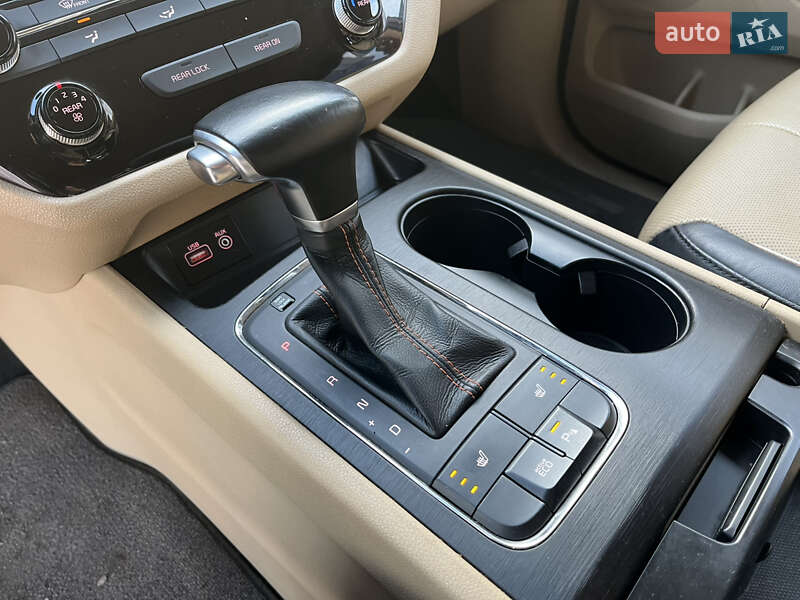 Мінівен Kia Sedona 2016 в Києві