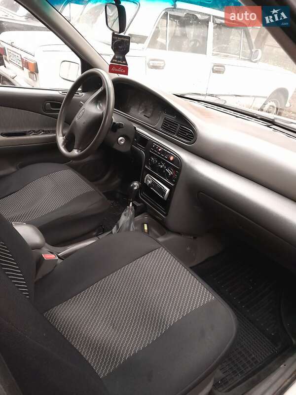 Седан Kia Sephia 1997 в Днепре