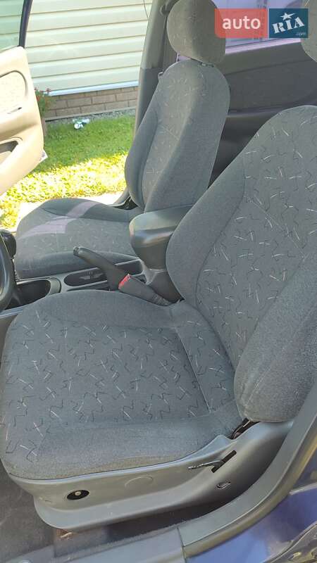 Седан Kia Sephia 2000 в Чернигове