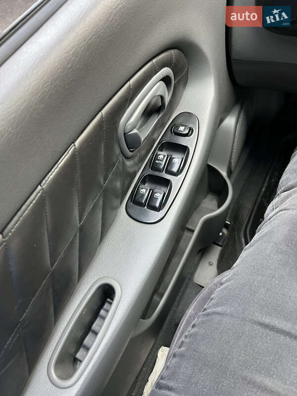 Седан Kia Sephia 2003 в Тернополі
