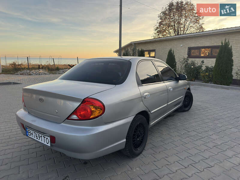 Седан Kia Sephia 2003 в Южном
