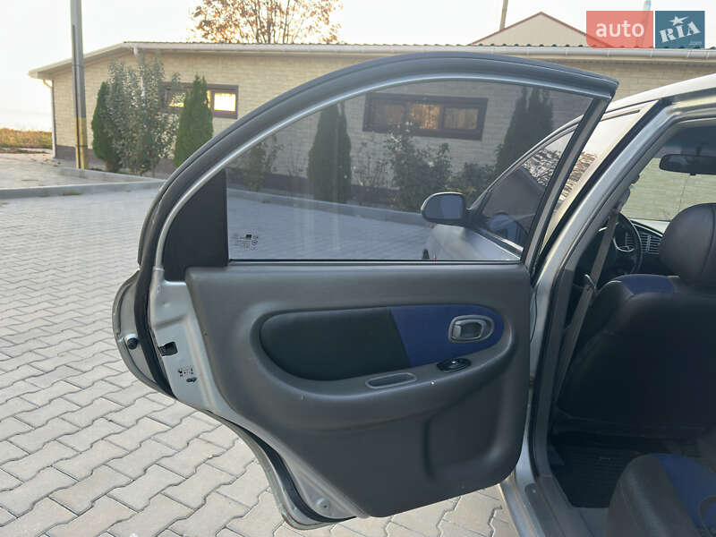 Седан Kia Sephia 2003 в Южном