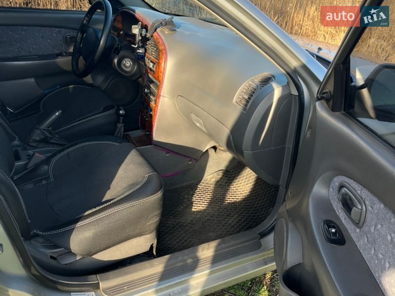 Седан Kia Sephia 2004 в Кривом Роге
