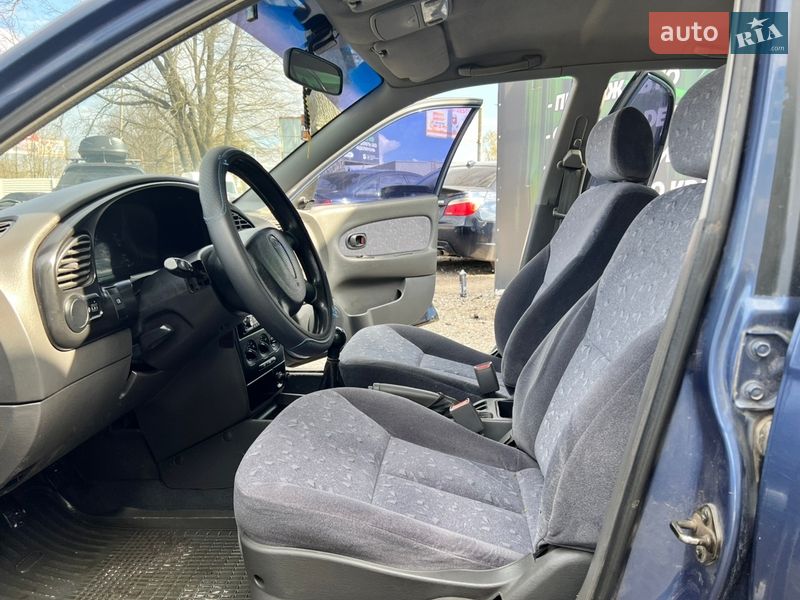 Седан Kia Sephia 2004 в Харькове