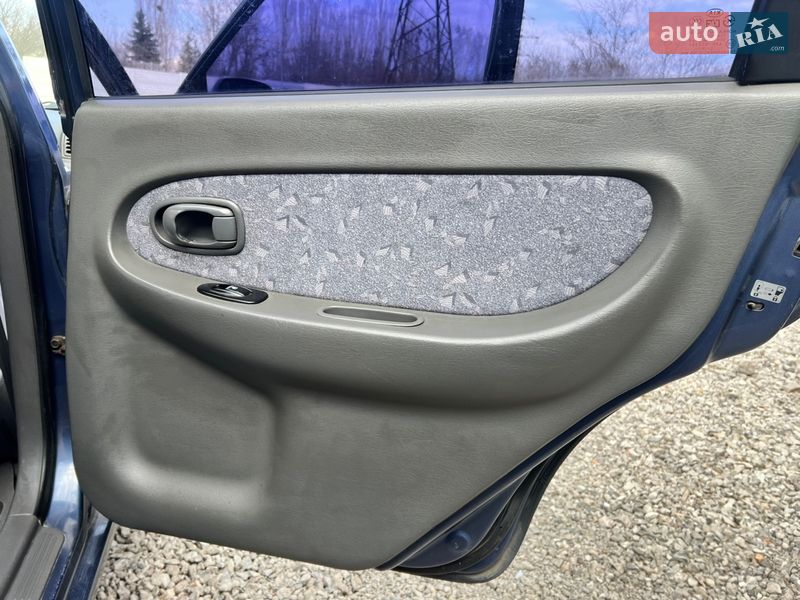 Седан Kia Sephia 2004 в Харькове