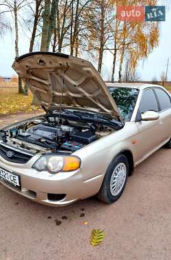 Седан Kia Shuma 2001 в Тростянці