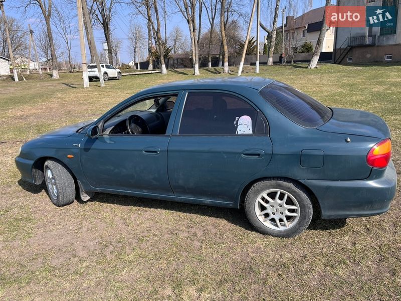 Седан Kia Shuma 2000 в Козове