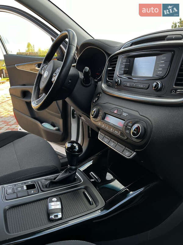 Позашляховик / Кросовер Kia Sorento 2016 в Вараші