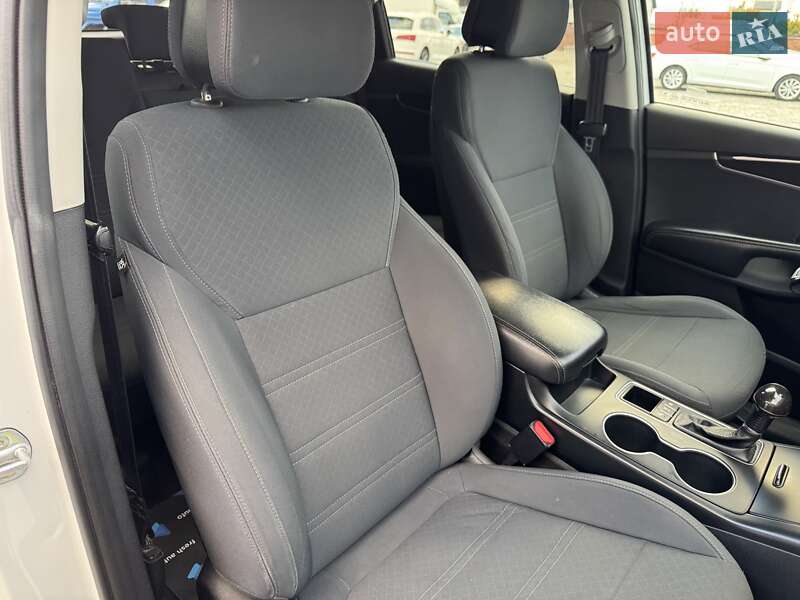 Внедорожник / Кроссовер Kia Sorento 2015 в Ровно фото 35 Внедорожник / Кроссовер Kia Sorento 2015 в Ровно
