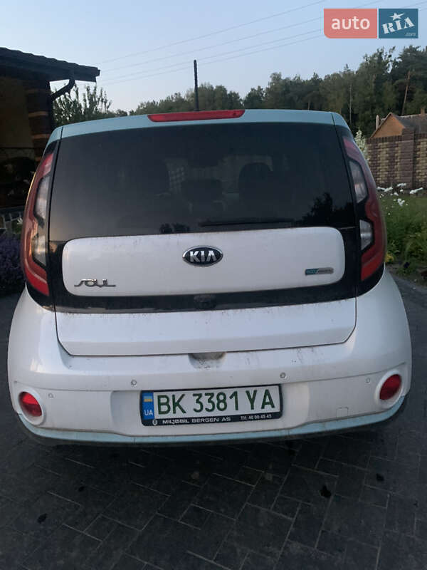 Внедорожник / Кроссовер Kia Soul 2015 в Костополе