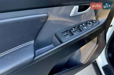 Внедорожник / Кроссовер Kia Sportage 2012 в 