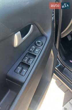 Внедорожник / Кроссовер Kia Sportage 2012 в 
