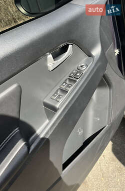 Внедорожник / Кроссовер Kia Sportage 2011 в 