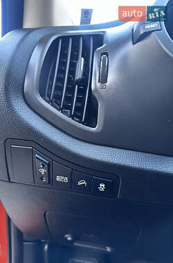 Внедорожник / Кроссовер Kia Sportage 2012 в 